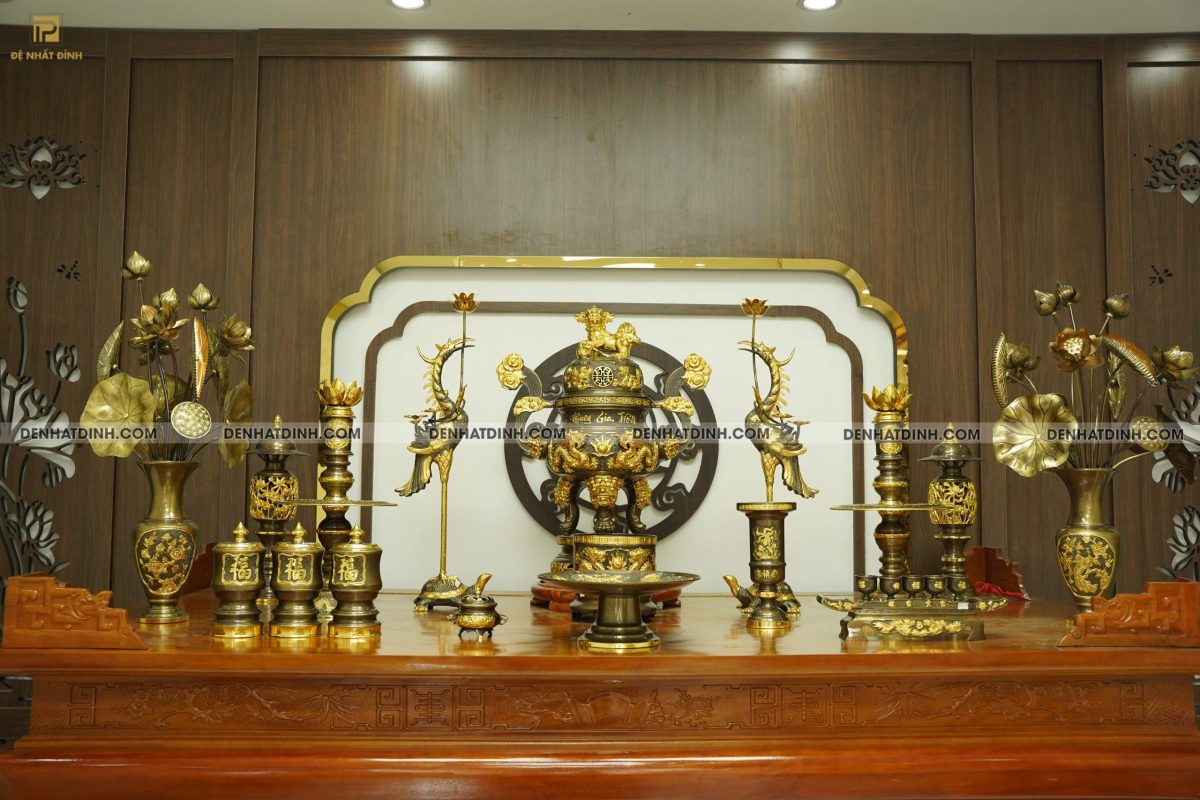 Bộ đỉnh đồng ngũ sự cao 66cm khắc 3 chữ Phụng Gia Tiên kèm 8 món phụ kiện dát vàng điểm