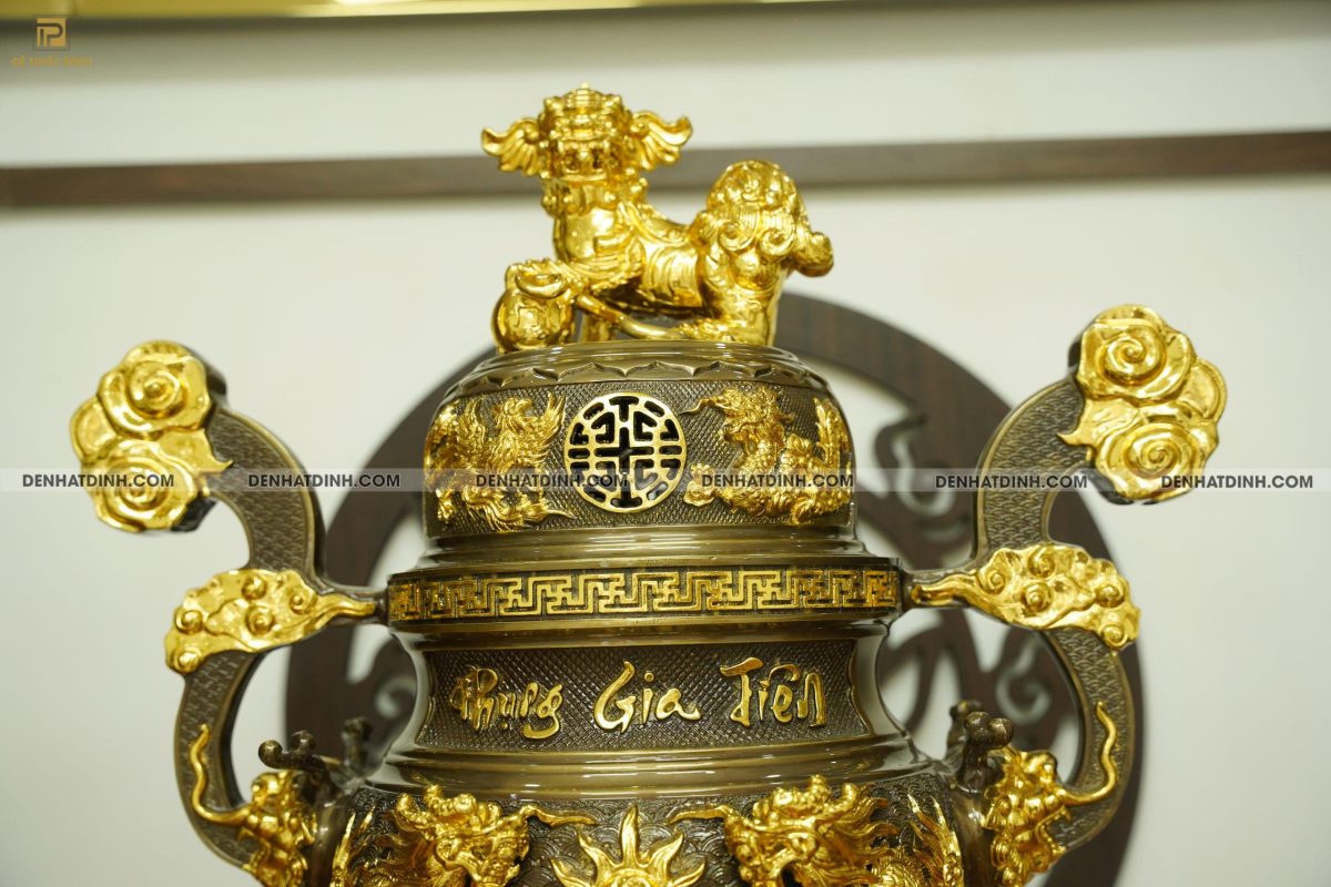 Bộ đỉnh đồng ngũ sự cao 66cm khắc 3 chữ Phụng Gia Tiên kèm 8 món phụ kiện dát vàng điểm - Ảnh 5