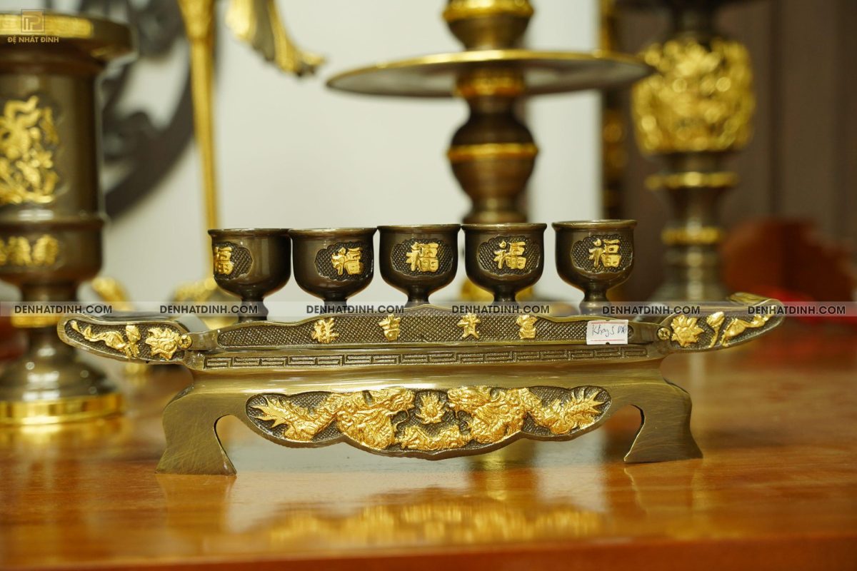 Bộ đỉnh đồng ngũ sự cao 66cm khắc 3 chữ Phụng Gia Tiên kèm 8 món phụ kiện dát vàng điểm - Ảnh 2