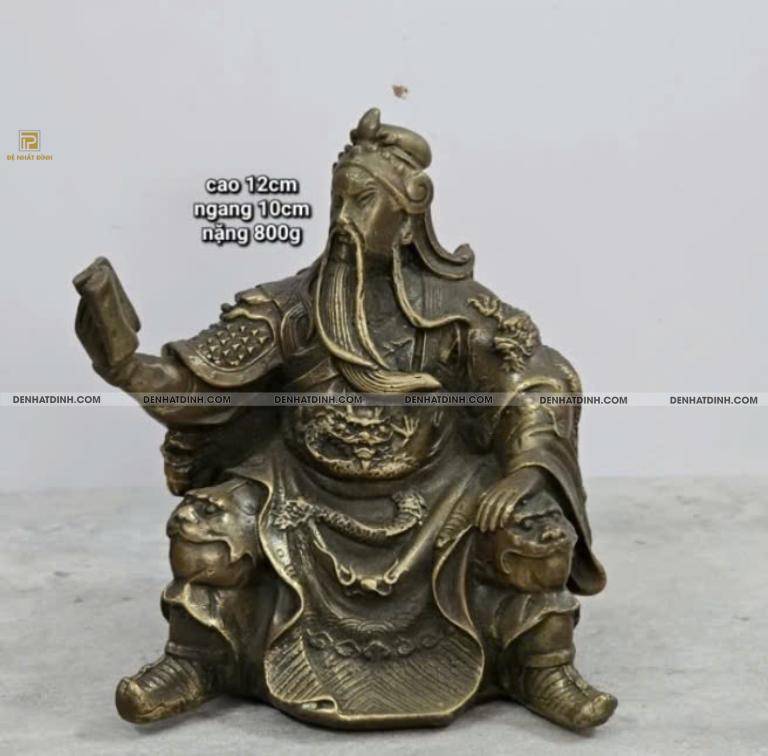 Tượng Quan Công ngồi đọc sách hun nâu 