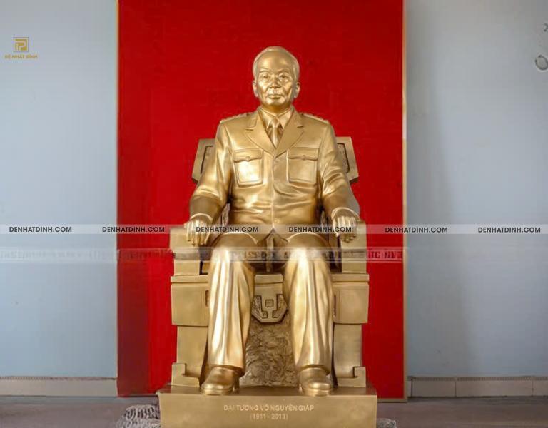 Mẫu tượng đồng Võ Nguyên giáp ngồi ghế mây