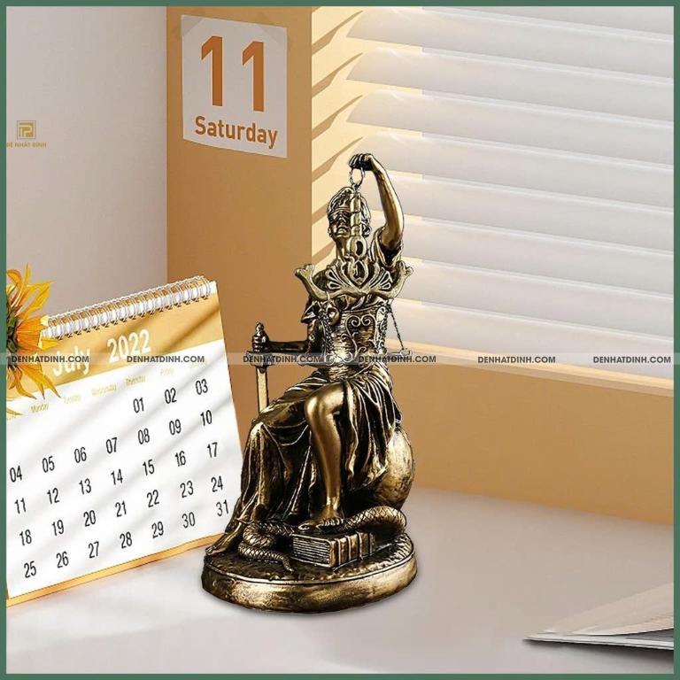 Tượng đồng nữ thần công lý ngồi bề mặt hun giả cổ