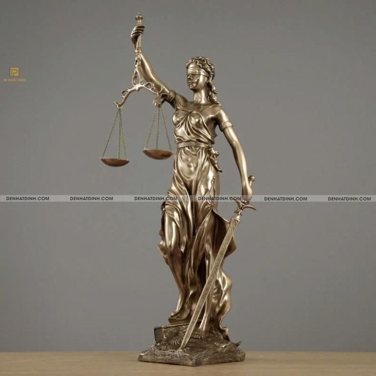 Tượng nữ thần công lý đồng đỏ màu mộc tự nhiên