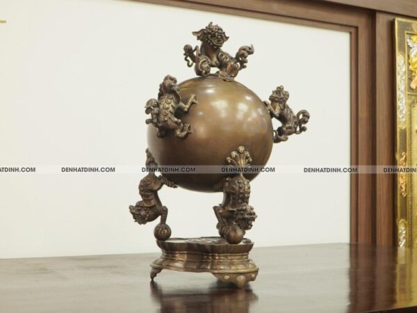Alternative view of Đỉnh bóng thất lân vờn cầu bằng đồng hun nâu 56cm
