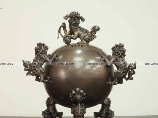 Alternative view of Đỉnh bóng thất lân vờn cầu hun nâu đen bóng 56cm bằng đồng