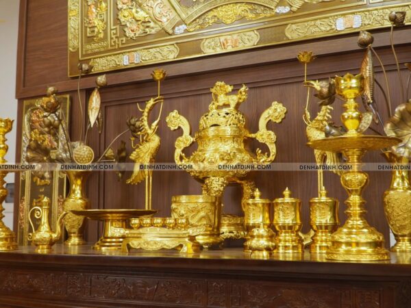 Alternative view of Bộ đỉnh đồng ngũ sự Cuốn Thư 65 dát vàng 24K cùng phụ kiện đồ thờ