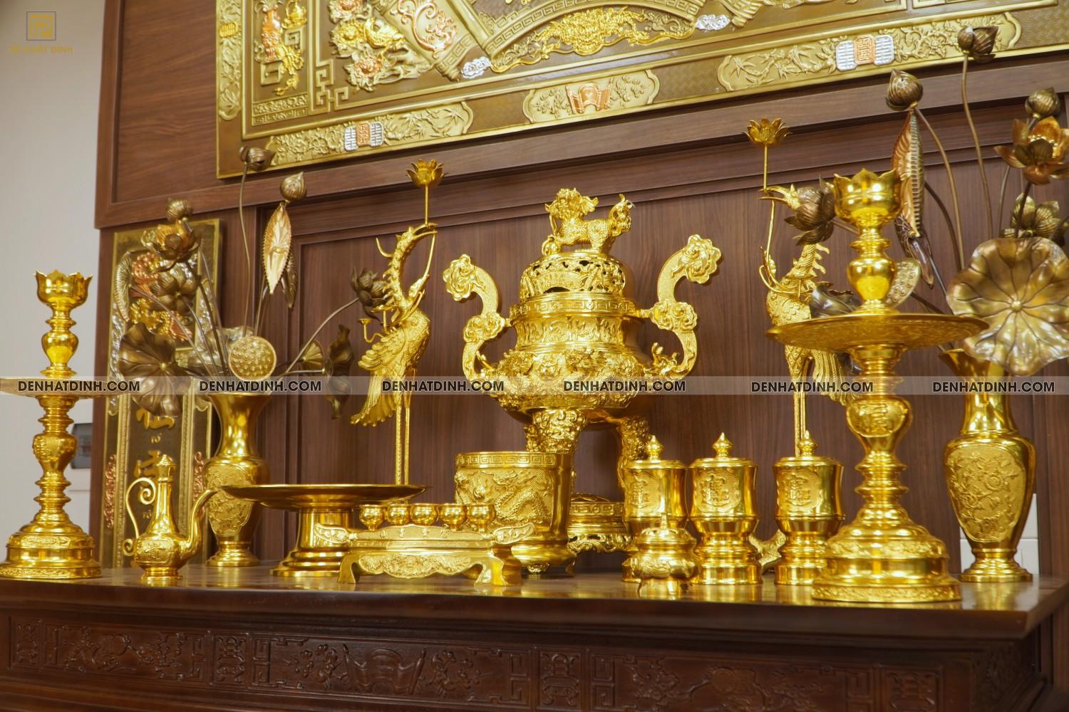 Bộ đỉnh đồng ngũ sự Cuốn Thư 65 dát vàng 24K cùng phụ kiện đồ thờ - Ảnh 2