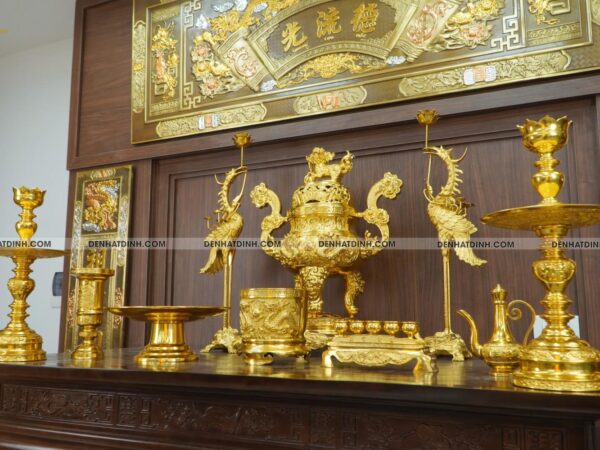 Alternative view of Bộ đỉnh đồng ngũ sự Cuốn Thư 65 dát vàng 24K cùng ống hương, mâm bồng, bát hương, chén thờ