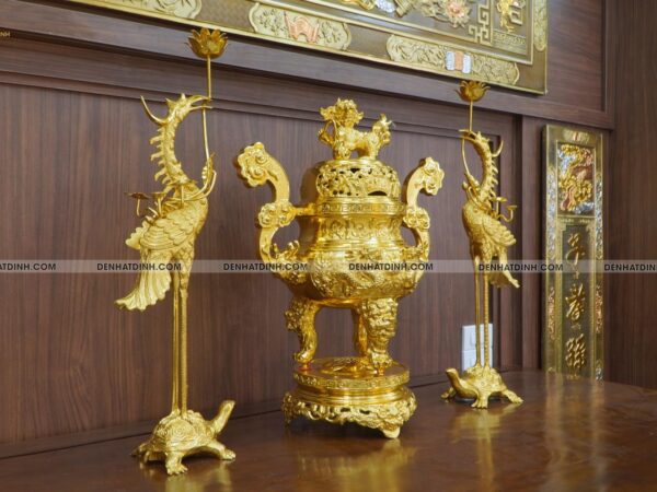 Alternative view of Bộ đỉnh đồng tam sự Cuốn Thư 65 hoa văn dát vàng 24K