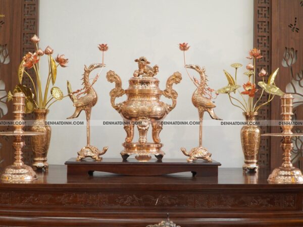 Bộ đỉnh đồng đỏ ngũ sự 65 cùng đôi lục bình, bó sen đồng