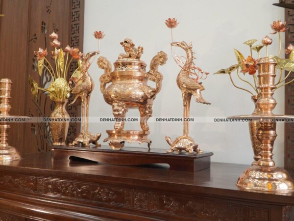 Alternative view of Bộ đỉnh đồng đỏ ngũ sự 65 cùng đôi lục bình, bó sen đồng