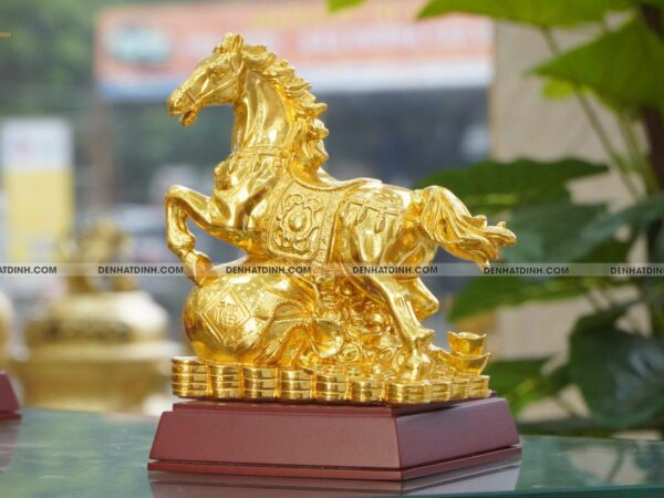 Ngựa đứng trên túi tiền bằng đồng dát vàng