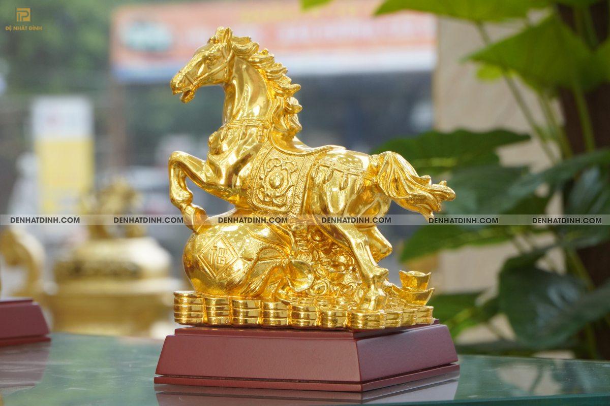 Ngựa đứng trên túi tiền bằng đồng dát vàng