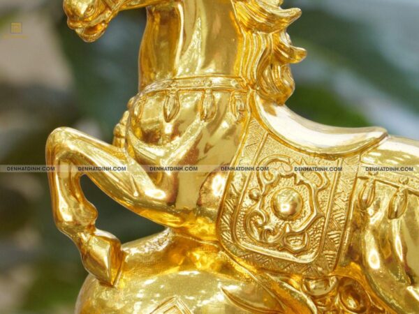 Alternative view of Ngựa đứng trên túi tiền bằng đồng dát vàng