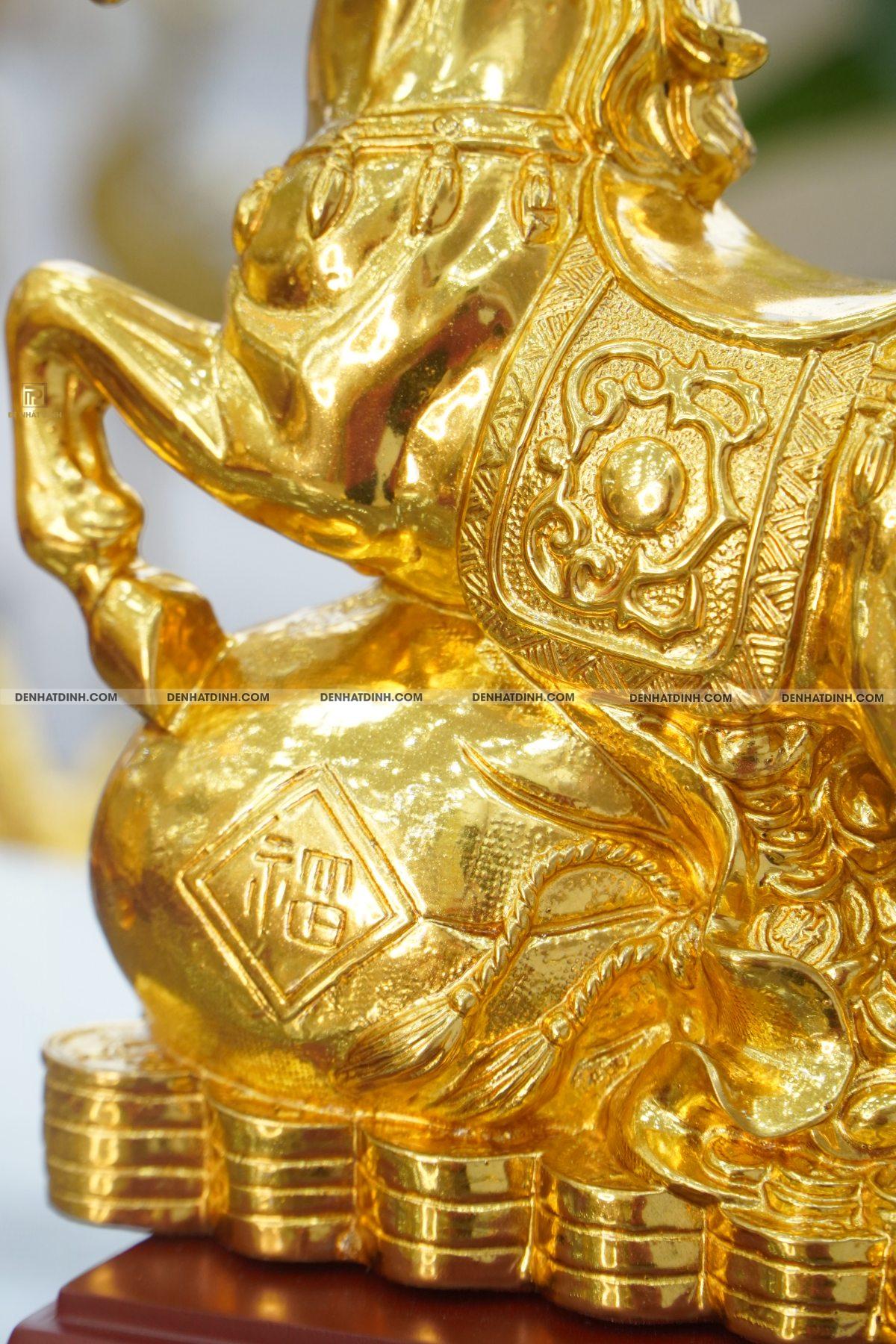Ngựa đứng trên túi tiền bằng đồng dát vàng - Ảnh 3