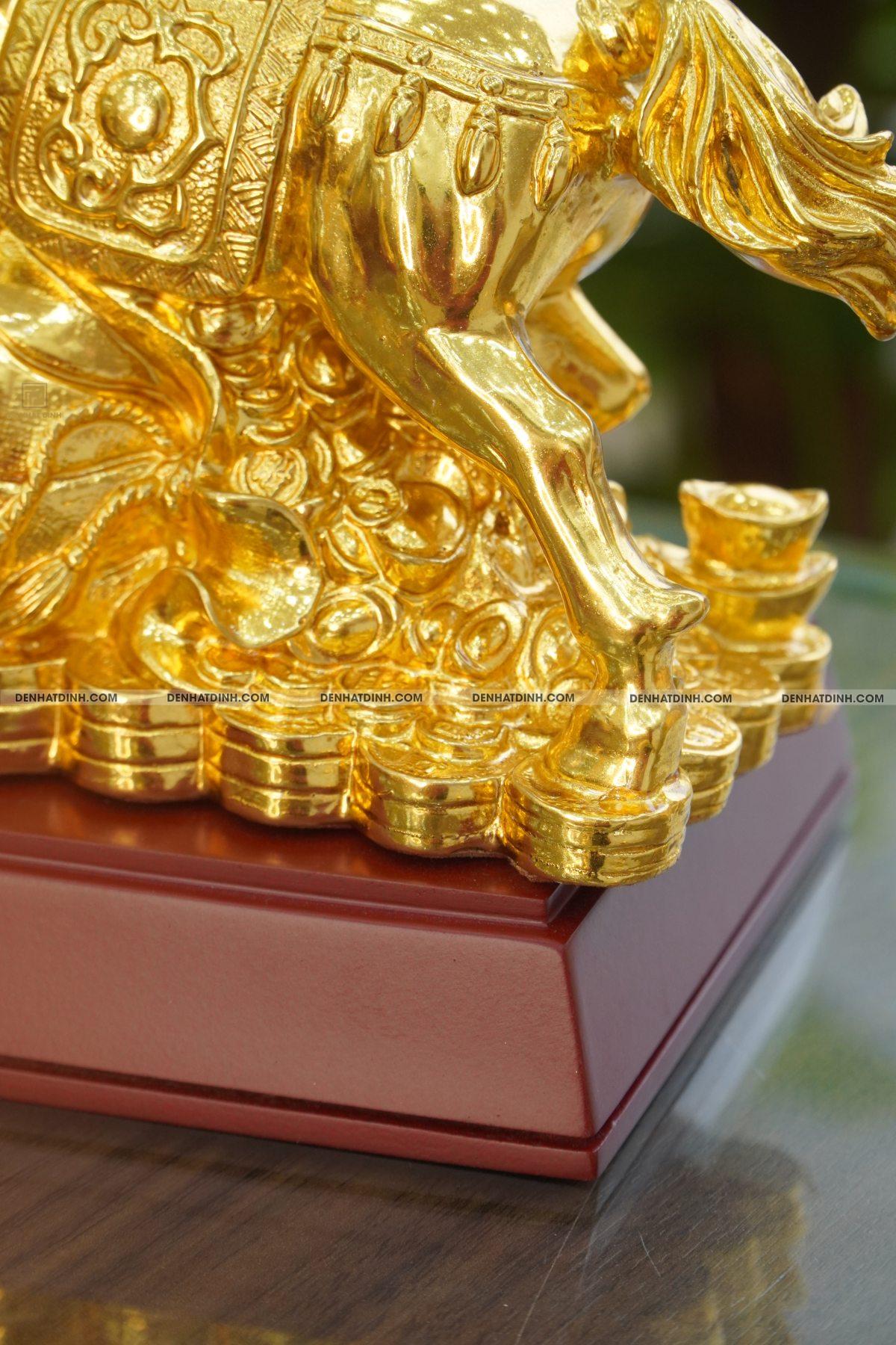 Ngựa đứng trên túi tiền bằng đồng dát vàng - Ảnh 4