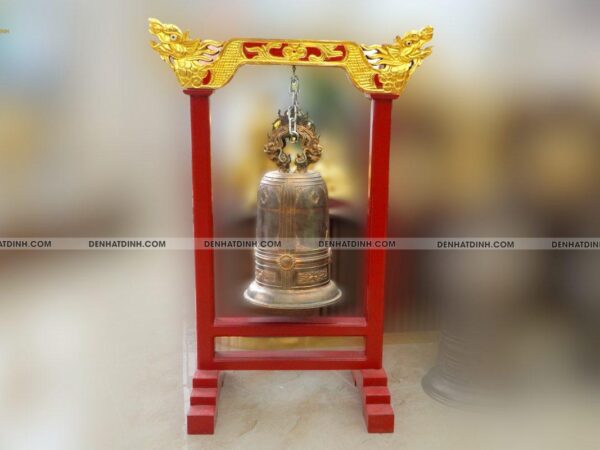 Chuông đồng đỏ kèm khung gỗ