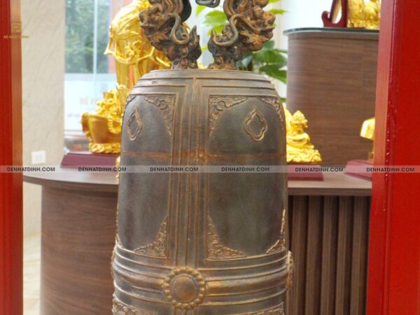 Alternative view of Chuông đồng đỏ kèm khung gỗ
