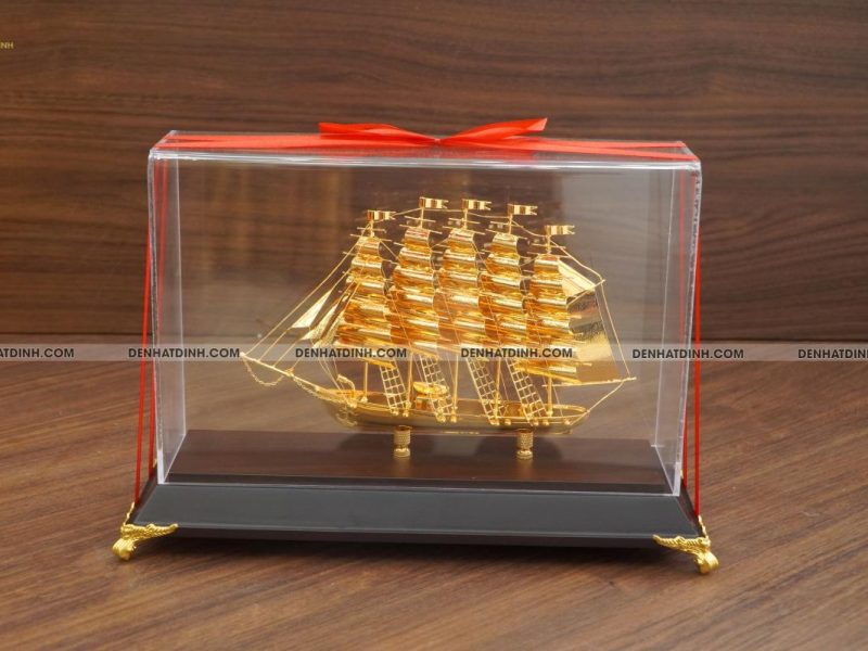Thuyền mạ vàng