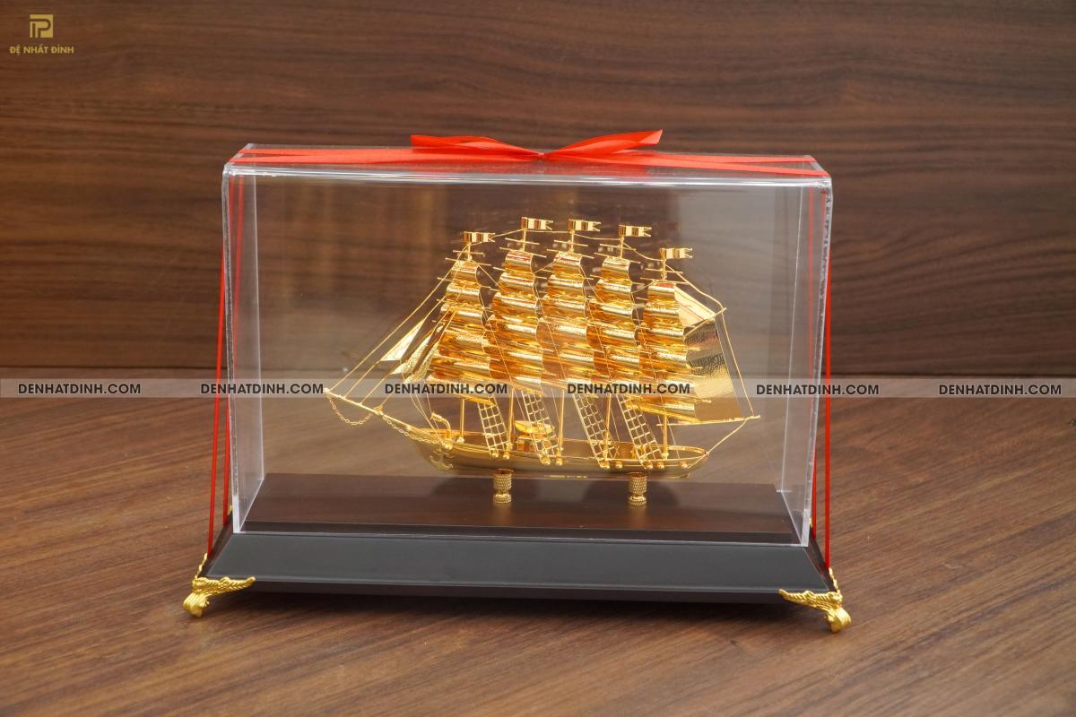 Thuyền mạ vàng