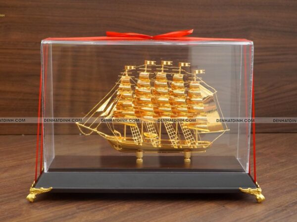 Alternative view of Thuyền mạ vàng