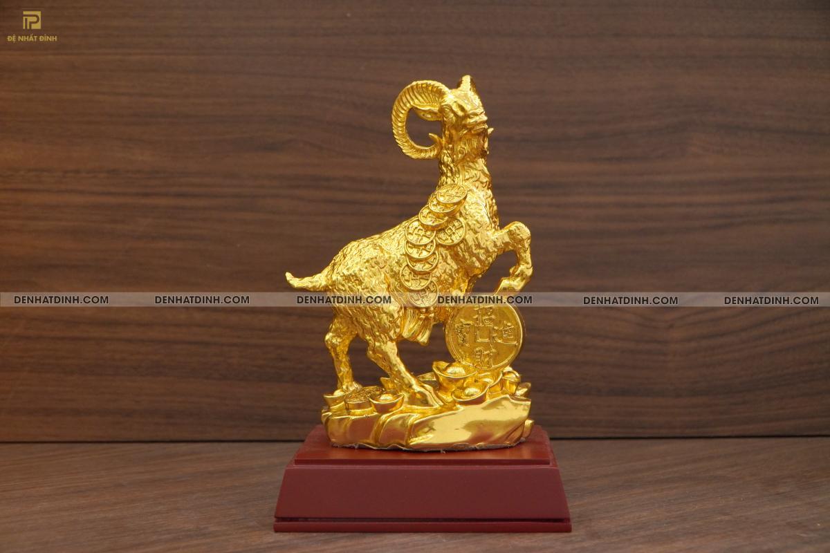 Tượng dê lông xù đeo đồng tiền dát vàng