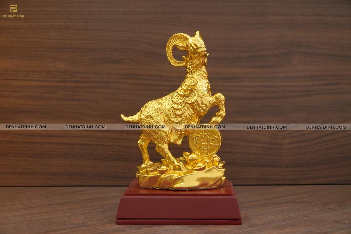Tượng dê lông xù đeo đồng tiền dát vàng - Ảnh 2