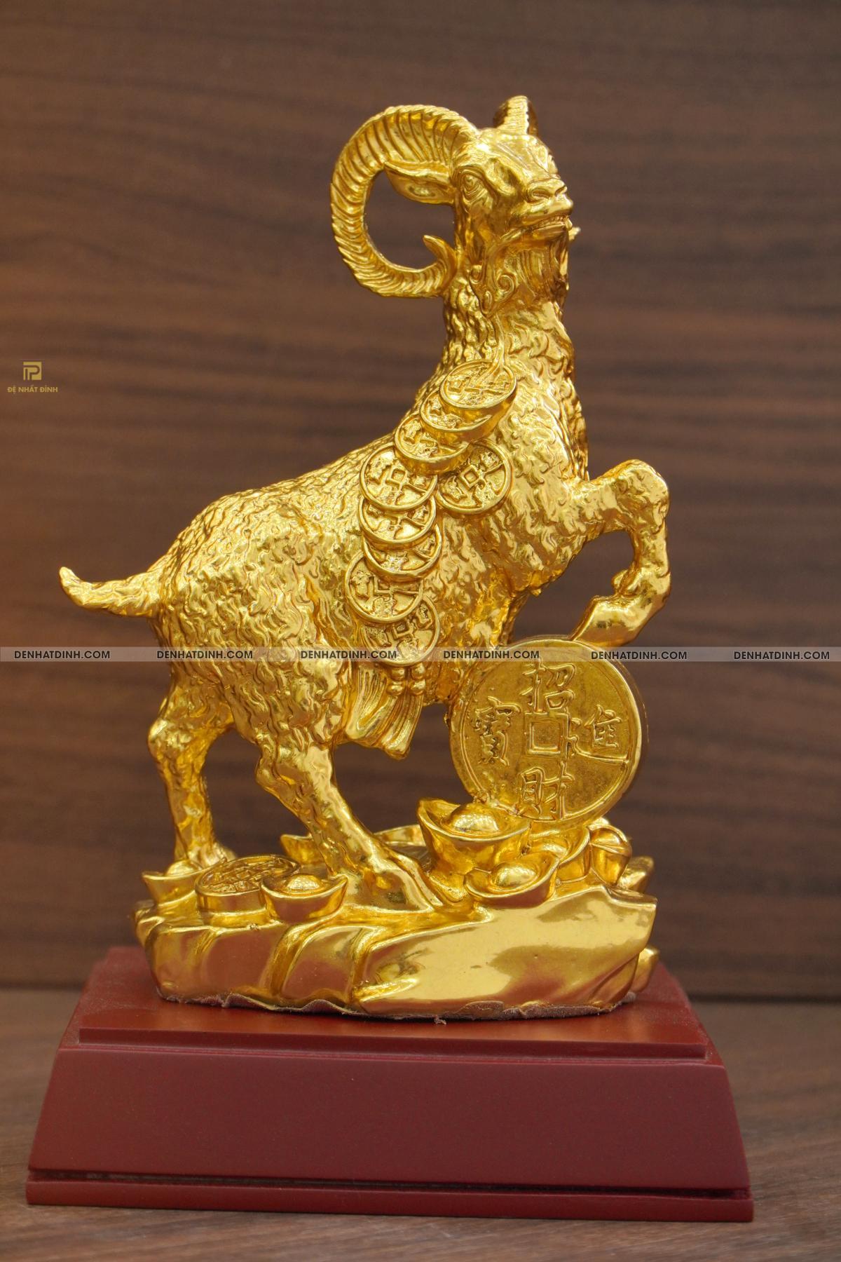 Tượng dê lông xù đeo đồng tiền dát vàng - Ảnh 3