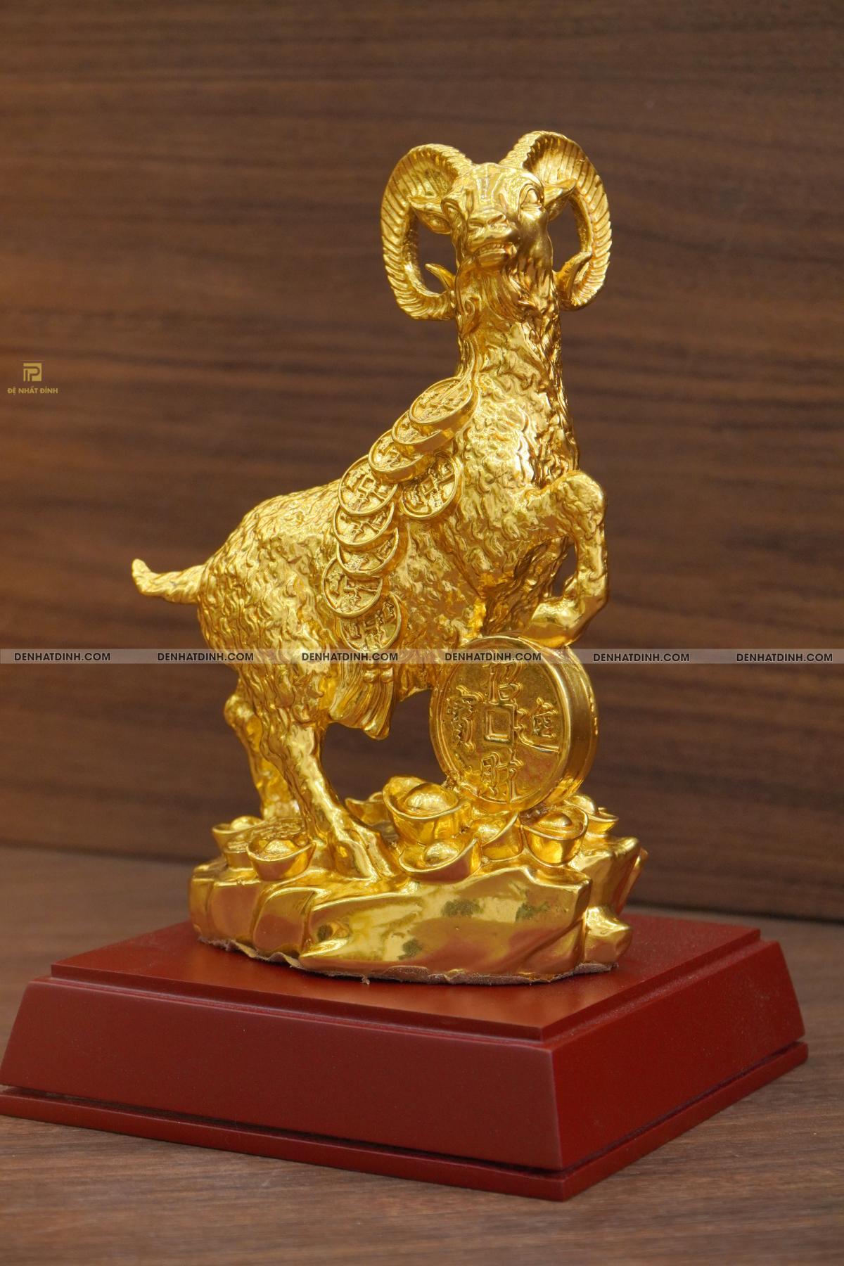 Tượng dê lông xù đeo đồng tiền dát vàng - Ảnh 8