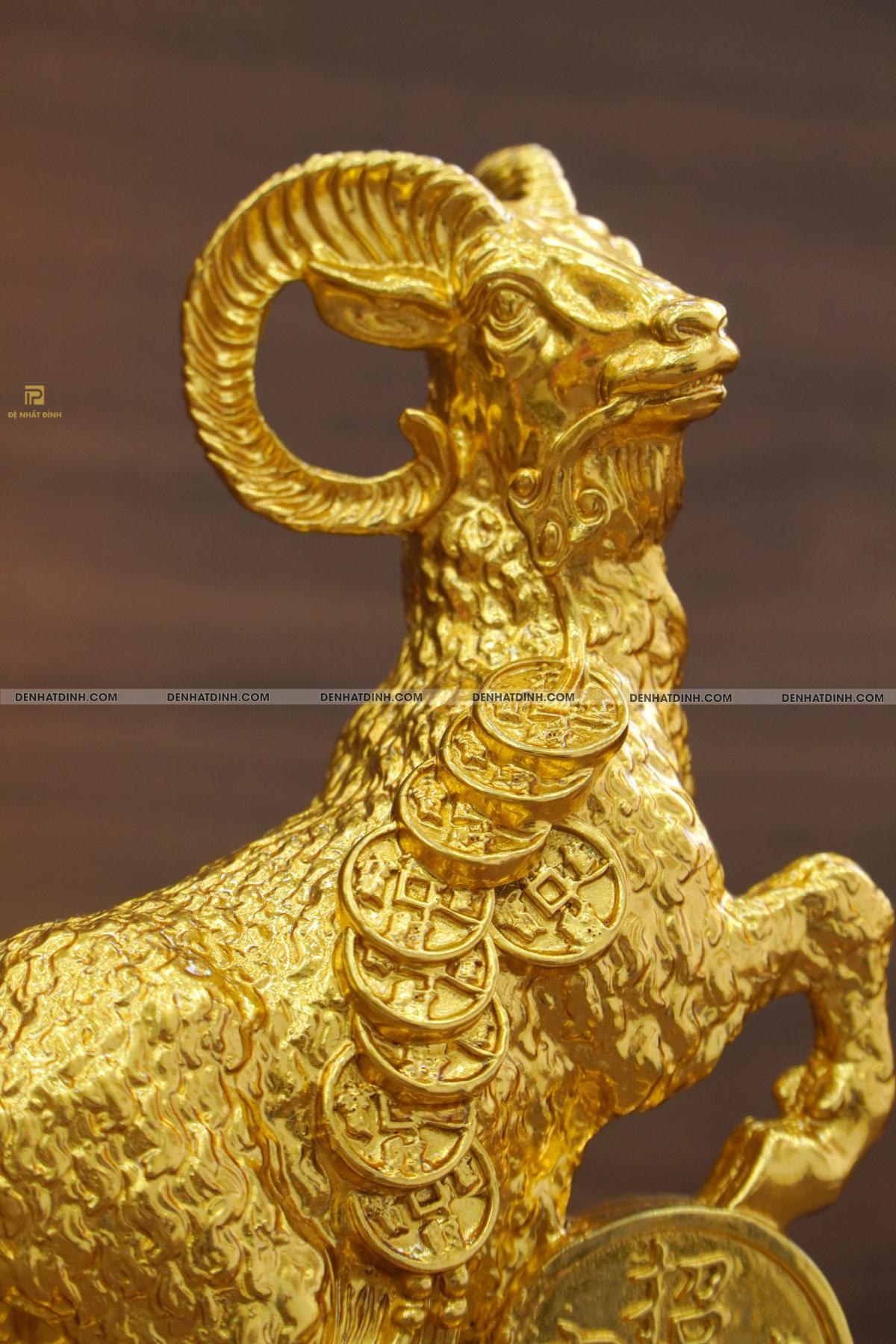 Tượng dê lông xù đeo đồng tiền dát vàng - Ảnh 7