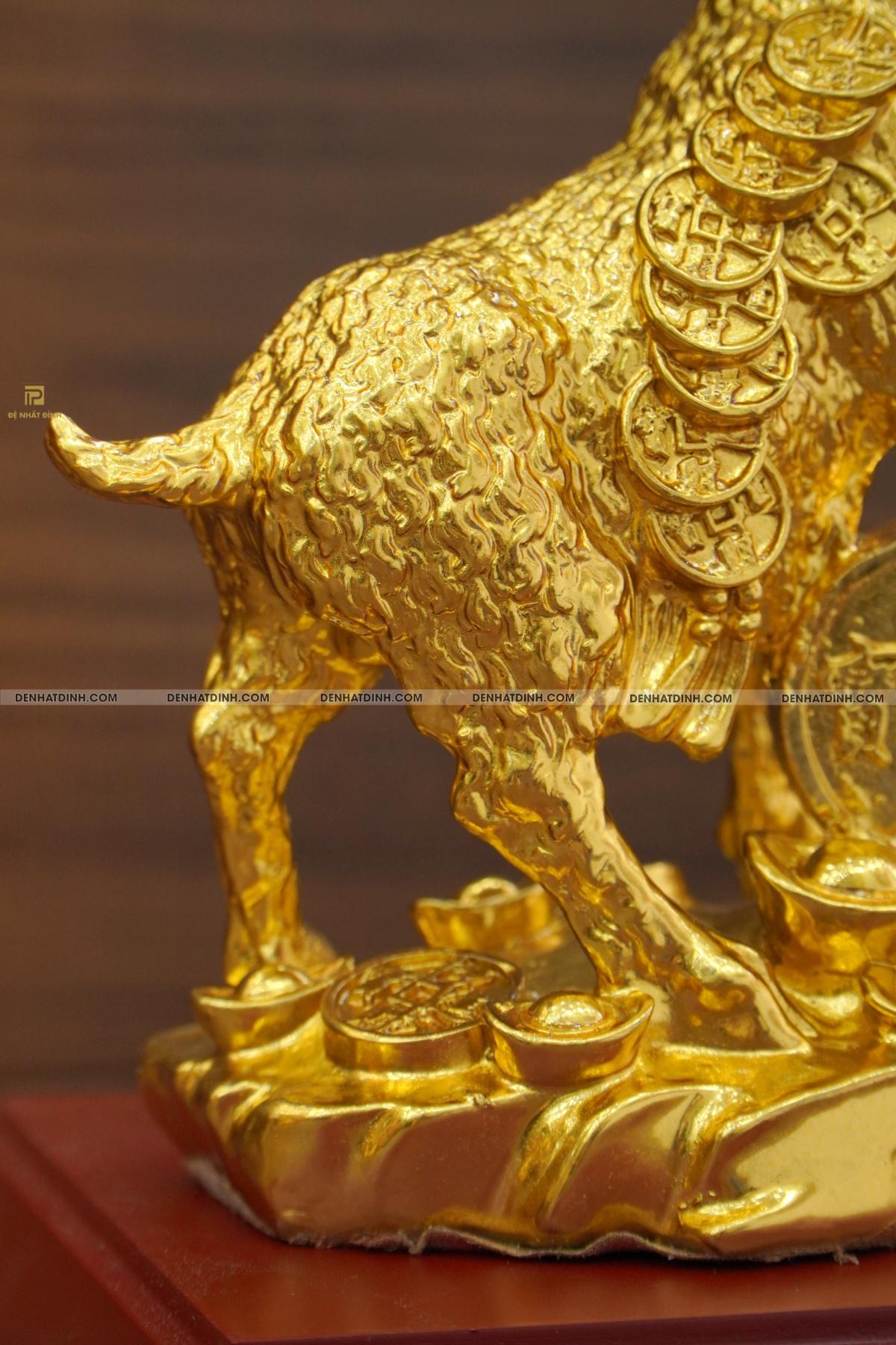 Tượng dê lông xù đeo đồng tiền dát vàng - Ảnh 5