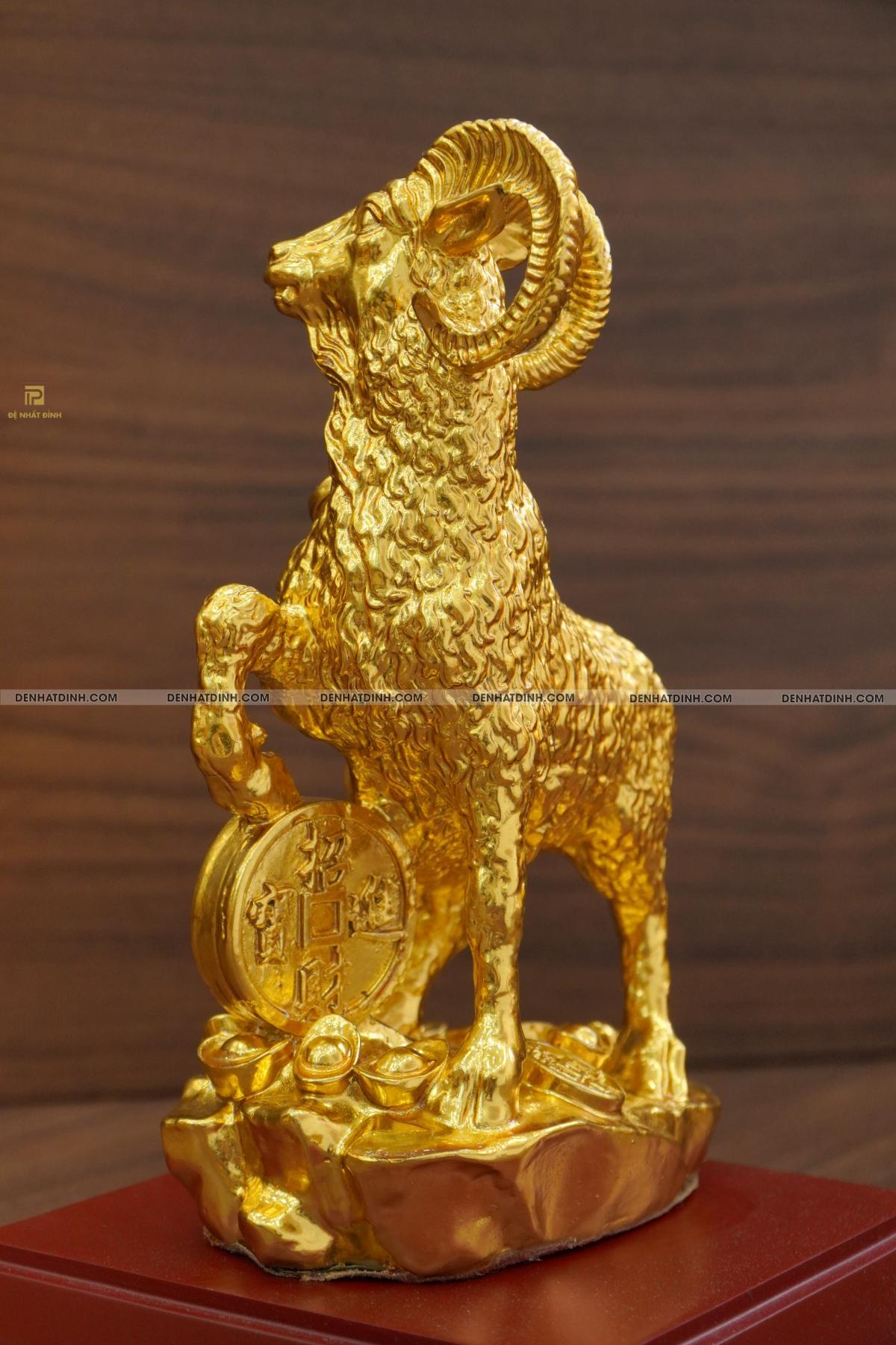 Tượng dê lông xù đeo đồng tiền dát vàng - Ảnh 4