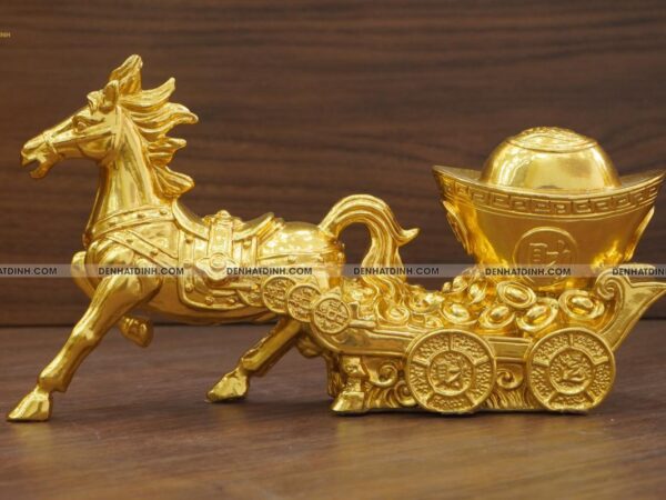 Alternative view of Tượng ngựa kéo xe tiền dát vàng