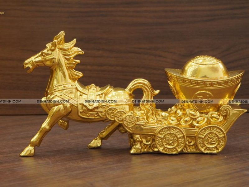 Tượng ngựa kéo xe tiền dát vàng