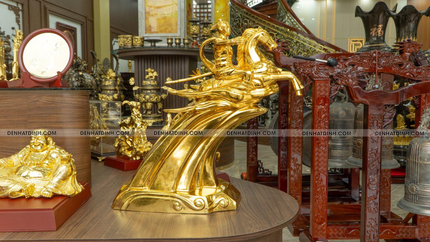 Tượng Thánh Gióng bằng đồng dát vàng