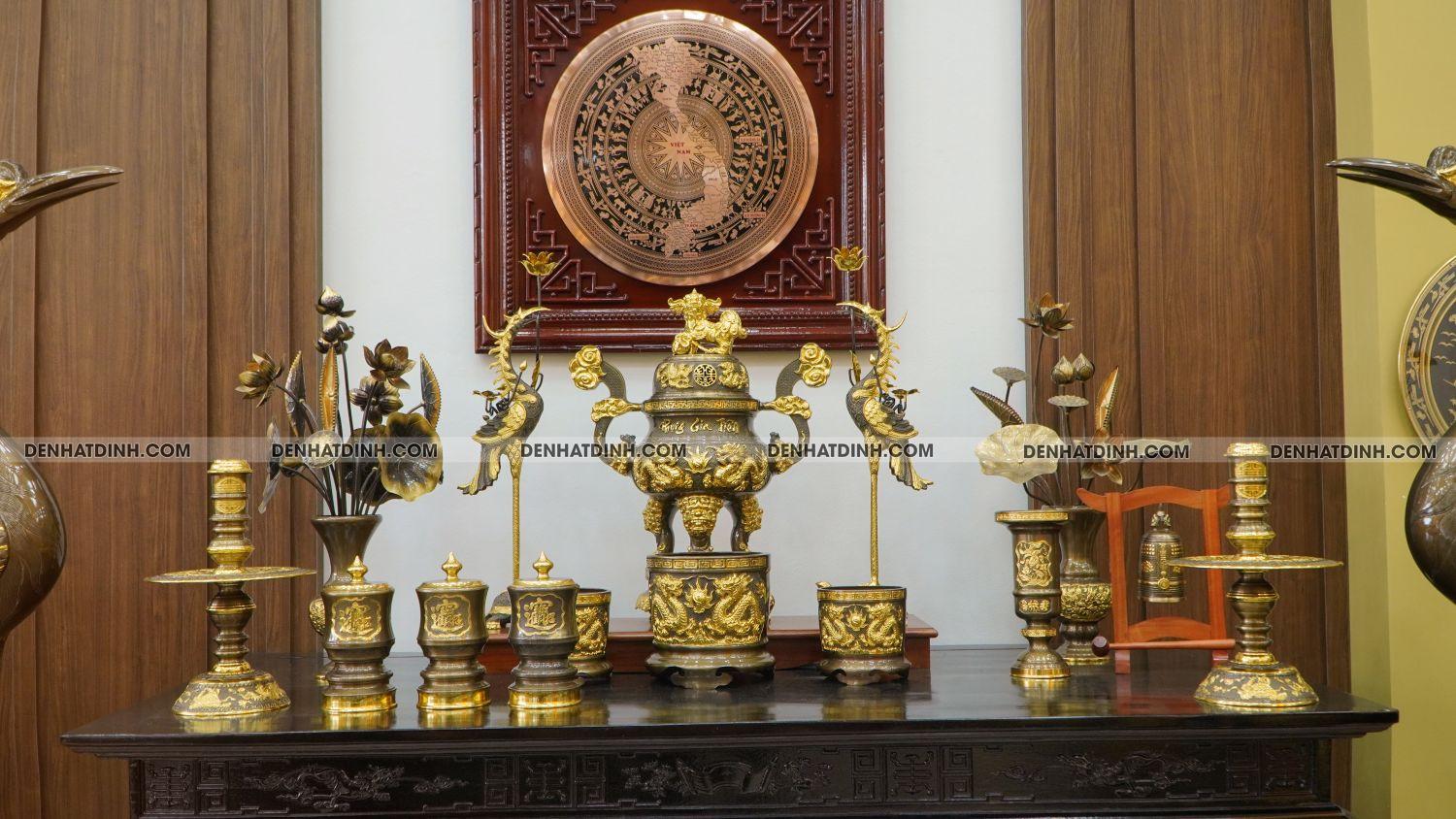 Bộ đỉnh đồng Phụng Gia Tiên dát vàng đi cùng các phụ kiện trên ban thờ