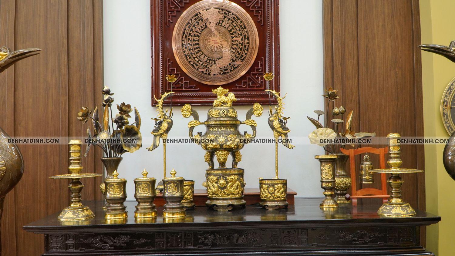 Bộ đỉnh đồng Phụng Gia Tiên dát vàng đi cùng các phụ kiện trên ban thờ - Ảnh 3