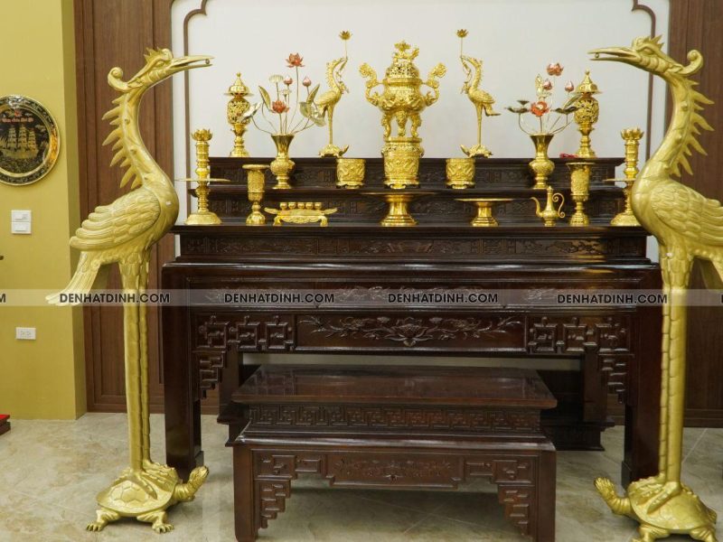 Bộ đỉnh đồng Song Long mẫu 3 đầy đủ dát vàng trên ban thờ tam cấp
