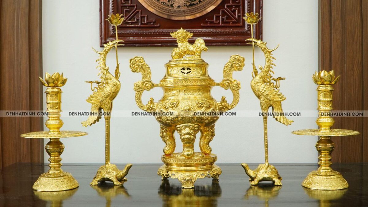 Bộ đỉnh đồng ngũ sự 3 chữ Phụng Gia Tiên đỉnh cao 66 kết hợp với biểu tượng dơi dát vàng toàn bộ