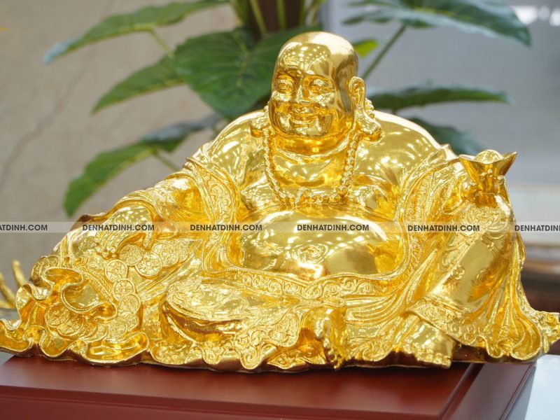 Tượng Di Lặc dựa bao tiền bằng đồng dát vàng