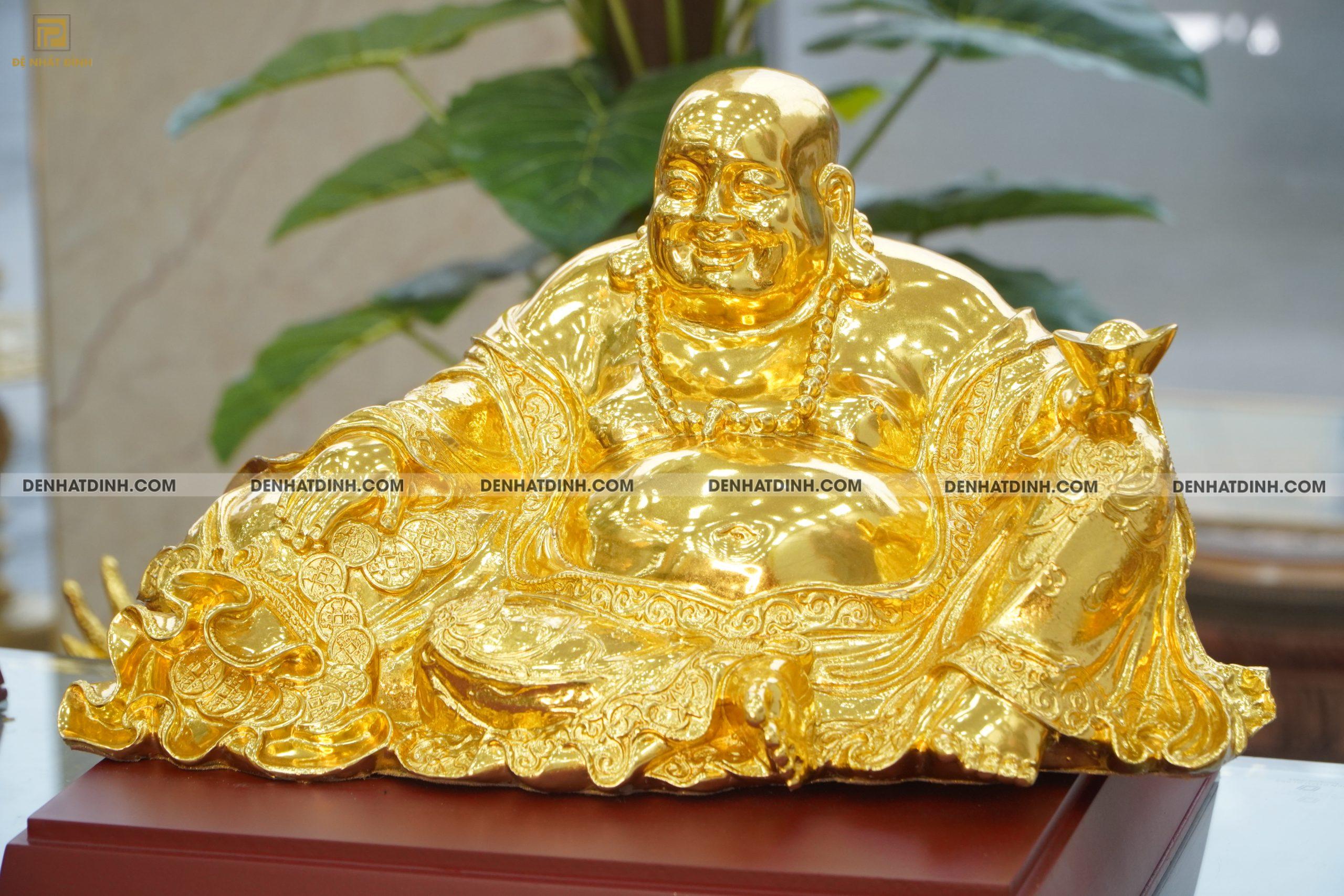 Tượng Di Lặc dựa bao tiền bằng đồng dát vàng