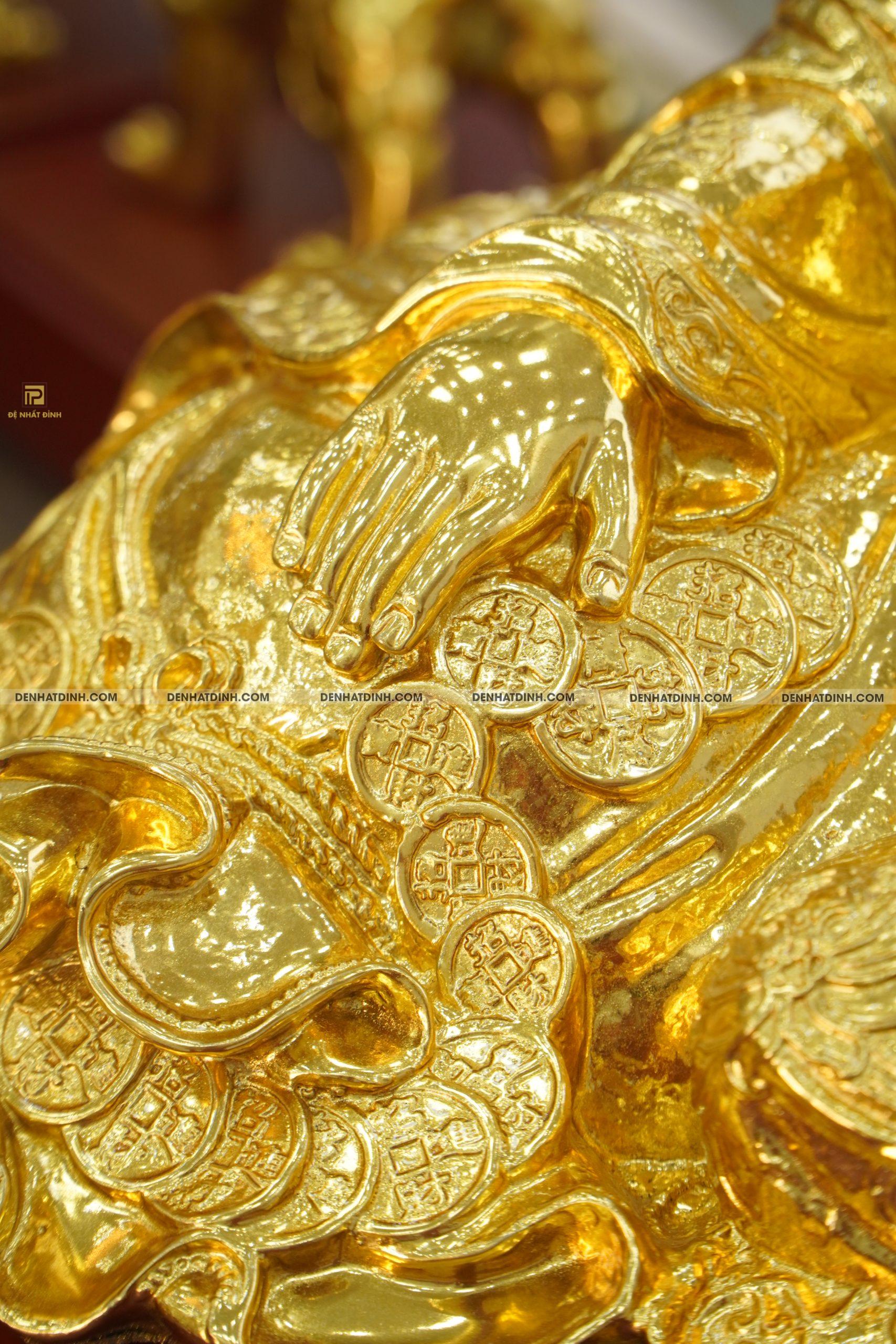 Tượng Di Lặc dựa bao tiền bằng đồng dát vàng - Ảnh 4