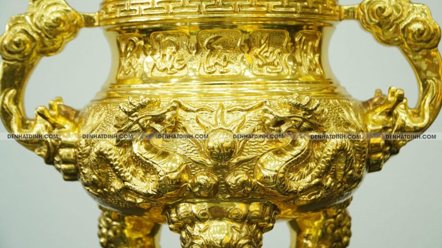 Thân đỉnh đồng dát vàng sắc nét