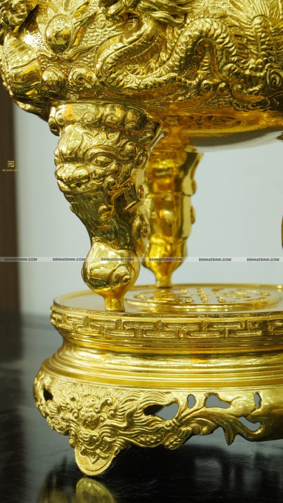 Chân đỉnh đồng vững chãi