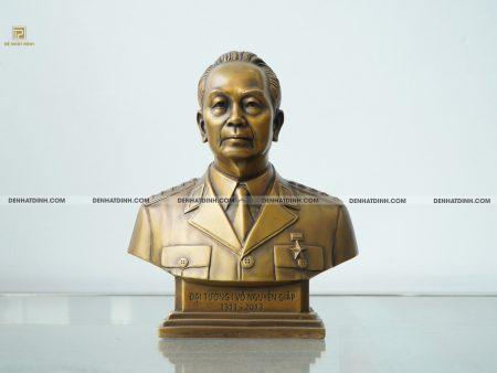 Tượng bác Võ Nguyên Giáp bằng đồng
