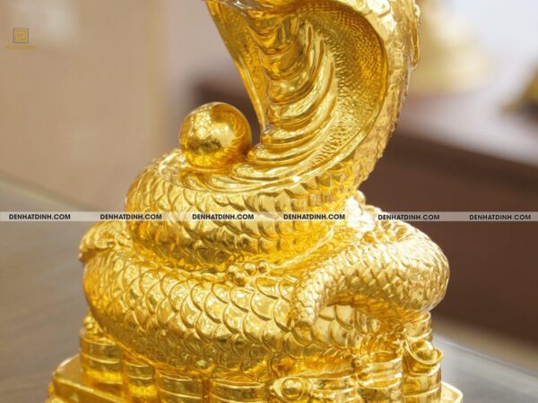 Alternative view of Tượng đồng rắn đế tiền dát vàng 24K