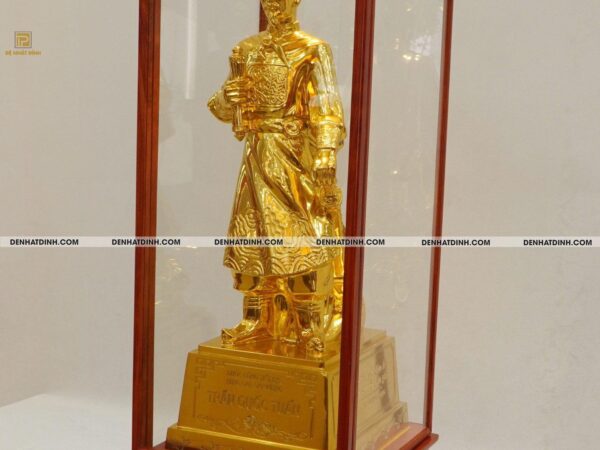 Alternative view of Tượng Trần Hưng Đạo 50cm bằng đồng dát vàng + Tủ gỗ