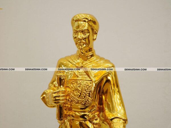 Alternative view of Tượng Trần Hưng Đạo 70cm bằng đồng dát vàng + Tủ gỗ