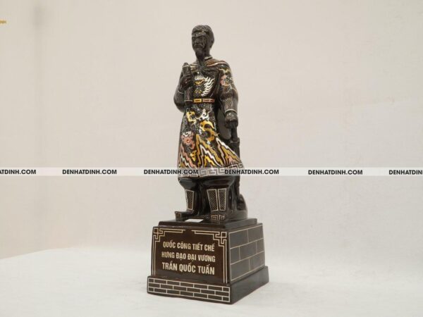 Alternative view of Tượng đồng Trần Hưng Đạo 60 khảm ngũ sắc