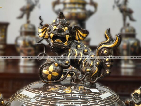 Alternative view of Thất lân đồng đỏ khảm tam khí 1m35